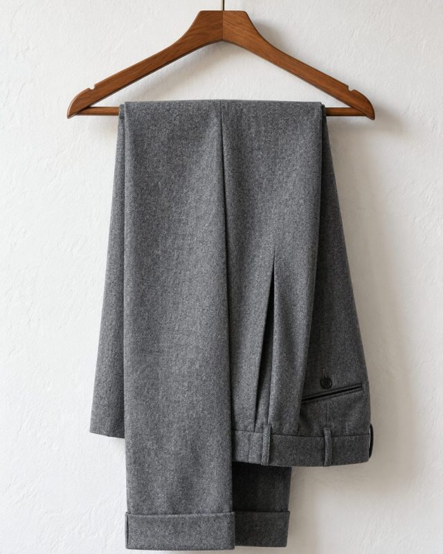 Pantalón de franela gris con pinzas y vuelta en el bajo